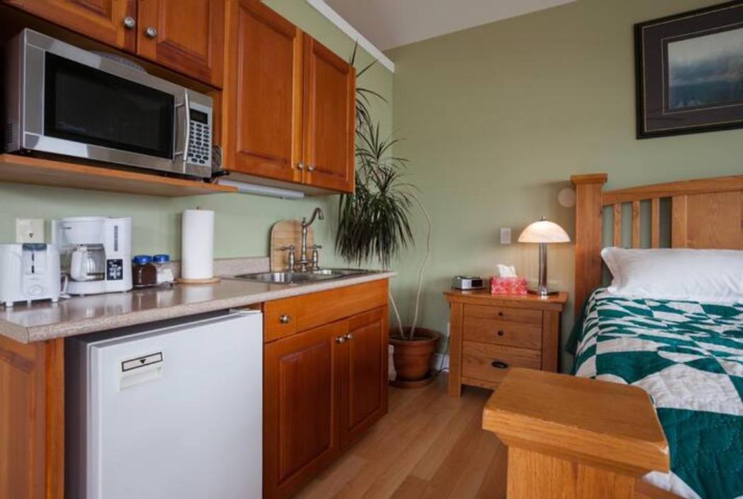 Birds Of A Feather Victoria Oceanfront Studio Suites Colwood Kültér fotó