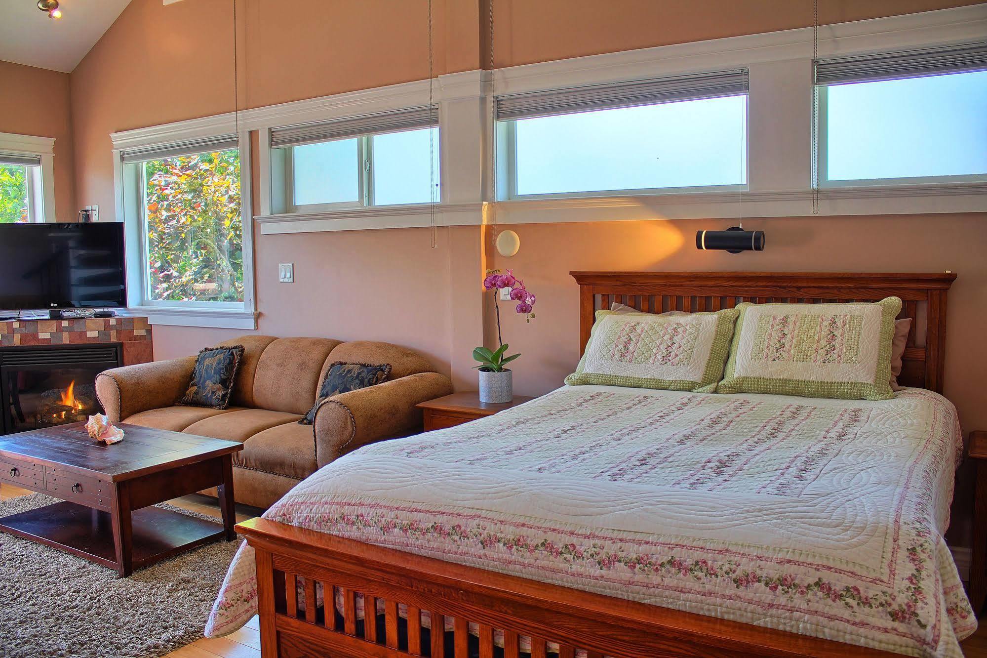 Birds Of A Feather Victoria Oceanfront Studio Suites Colwood Kültér fotó